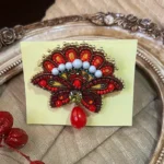 گل سینه زنانه دست دوز چیکا مدل آویزدار