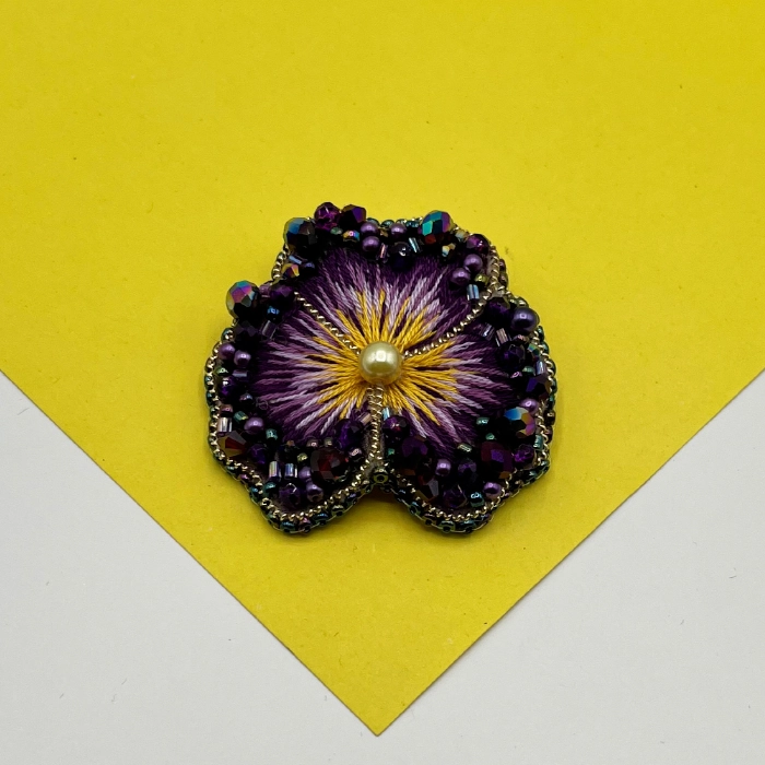 brooch banafshe numb2 گل سینه زنانه دست دوز چیکا مدل گل بنفشه - Image 1