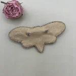 گل سینه زنانه دست دوز چیکا مدل زنبور رنگارنگ کد 1 - Image 2