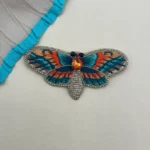 گل سینه زنانه دست دوز چیکا مدل زنبور رنگارنگ کد 6