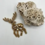 گل سینه زنانه دست دوز چیکا مدل گوزن - Image 3