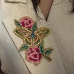 گل سینه زنانه دست دوز چیکا مدل گل و پروانه کد 1