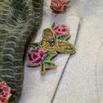 گل سینه زنانه دست دوز چیکا مدل گل و پروانه کد 1 - Image 3