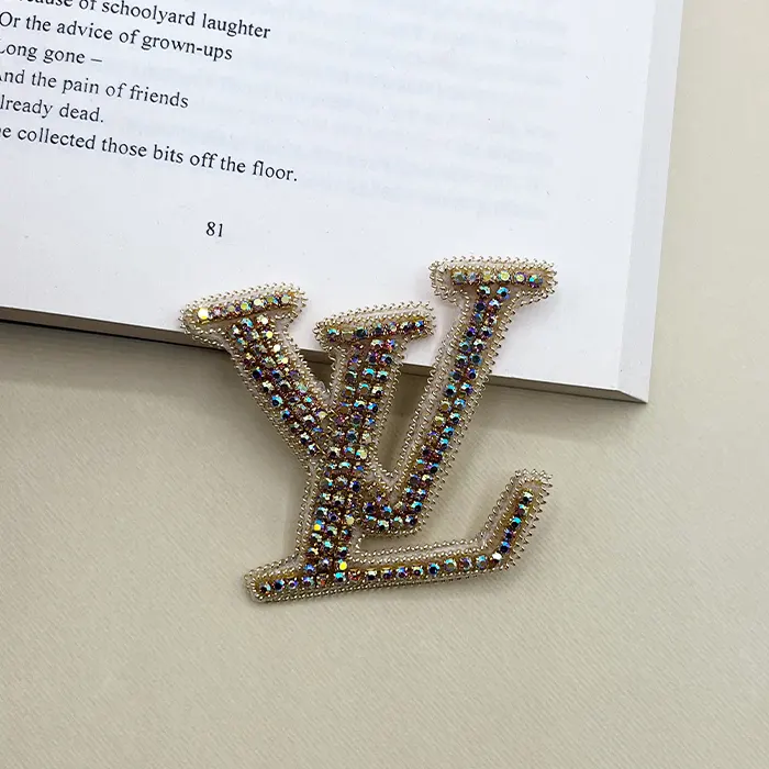 brooch lv n1 گل سینه زنانه دست دوز چیکا مدل لویی ویتون - Image 1