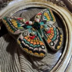 گل سینه زنانه دست دوز چیکا مدل پروانه - Image 2