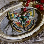 گل سینه زنانه دست دوز چیکا مدل پروانه - Image 3