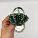 گل سینه زنانه دست دوز چیکا مدل تاج