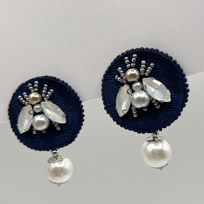 earing bee sormeyi numb3 گوشواره زنانه زنبور سرمه ای دست دوز چیکا - Image 1